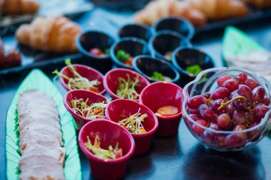 Güzel dekore edilmiş yemek sofrası, farklı yemekler.