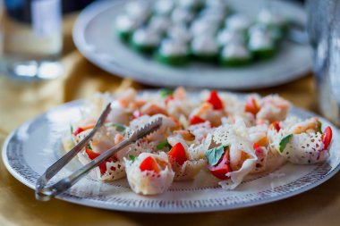 Güzel dekore edilmiş yemek sofrası, farklı yemekler.