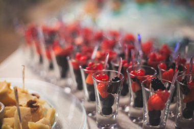 Güzel dekore edilmiş yemek sofrası, farklı yemekler.