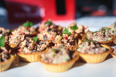 Güzel dekore edilmiş yemek sofrası, farklı yemekler.