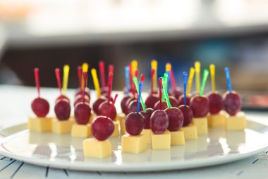 Güzel dekore edilmiş yemek sofrası, farklı yemekler.