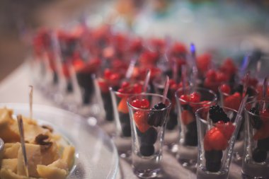 Güzel dekore edilmiş yemek sofrası, farklı yemekler.