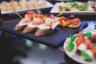 Güzel dekore edilmiş yemek sofrası, farklı yemekler.