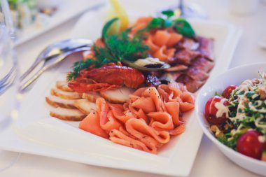 Güzel dekore edilmiş yemek sofrası, farklı yemekler.