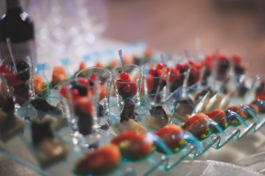 Güzel dekore edilmiş yemek sofrası, farklı yemekler.