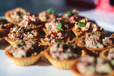 Güzel dekore edilmiş yemek sofrası, farklı yemekler.