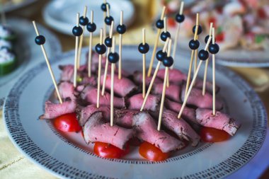 Güzel dekore edilmiş yemek sofrası, farklı yemekler.