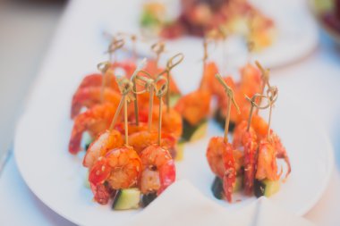 Güzel dekore edilmiş yemek sofrası, farklı yemekler.