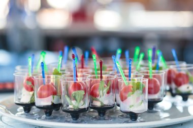 Güzel dekore edilmiş yemek sofrası, farklı yemekler.