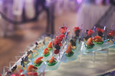 Güzel dekore edilmiş yemek sofrası, farklı yemekler.