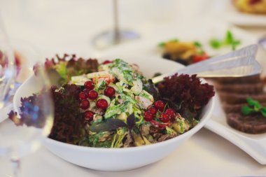 Güzel dekore edilmiş yemek sofrası, farklı yemekler.