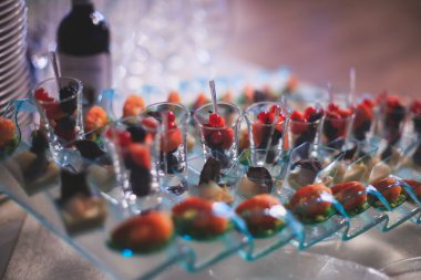 Güzel dekore edilmiş yemek sofrası, farklı yemekler.