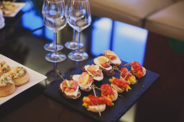 Güzel dekore edilmiş yemek sofrası, farklı yemekler.