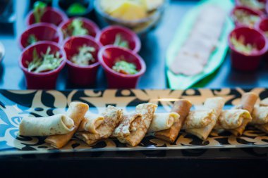 Güzel dekore edilmiş yemek sofrası, farklı yemekler.