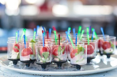 Güzel dekore edilmiş yemek sofrası, farklı yemekler.