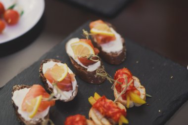 Güzel dekore edilmiş yemek sofrası, farklı yemekler.