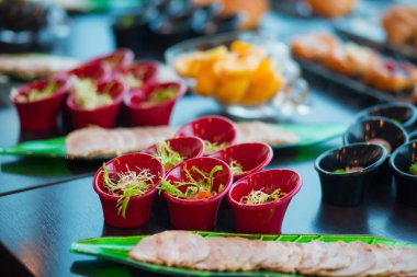 Güzel dekore edilmiş yemek sofrası, farklı yemekler.