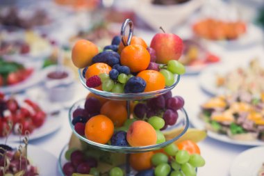 Güzel dekore edilmiş yemek sofrası, farklı yemekler.