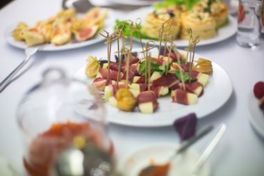 Güzel dekore edilmiş yemek sofrası, farklı yemekler.