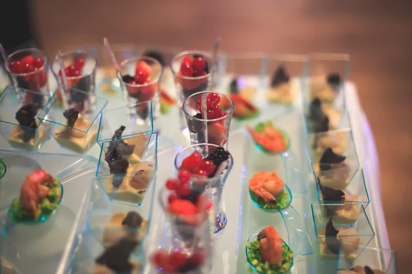 Pięknie urządzony stół bankietowy cateringowy z różnymi potrawami — Zdjęcie stockowe