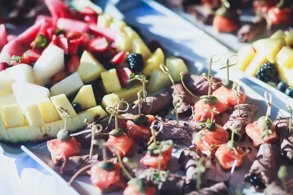 Mesa de banquete de catering bellamente decorada con diferentes alimentos —  Fotos de Stock