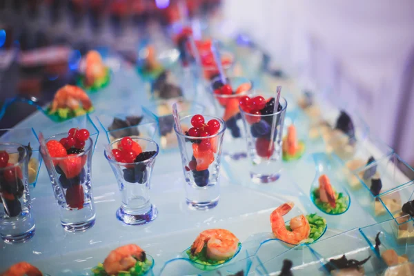 Mesa de banquete de catering bellamente decorada con diferentes alimentos —  Fotos de Stock