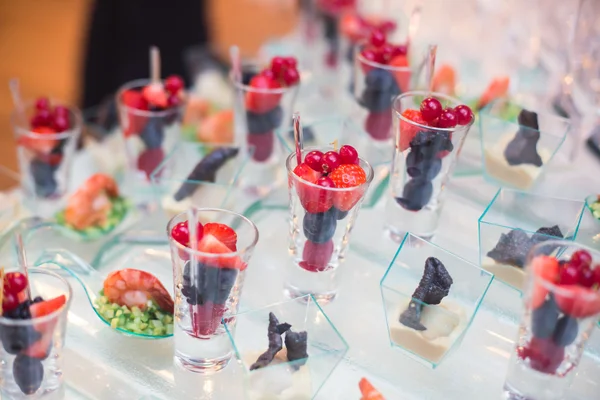 Mesa de banquete de catering bellamente decorada con diferentes alimentos — Foto de Stock