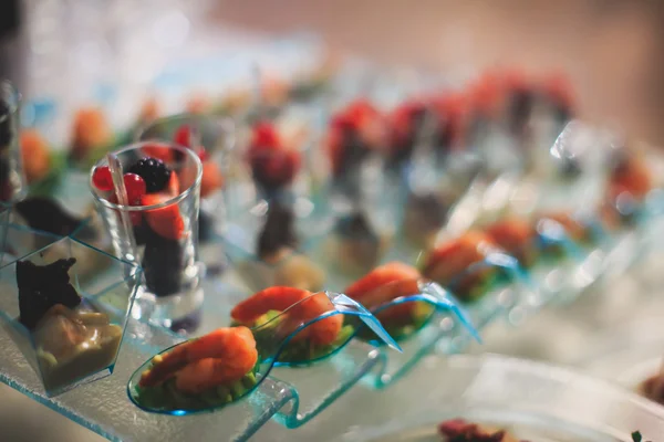 Όμορφα διακοσμημένο τραπέζι γευμάτων με διαφορετικά τρόφιμα — Φωτογραφία Αρχείου