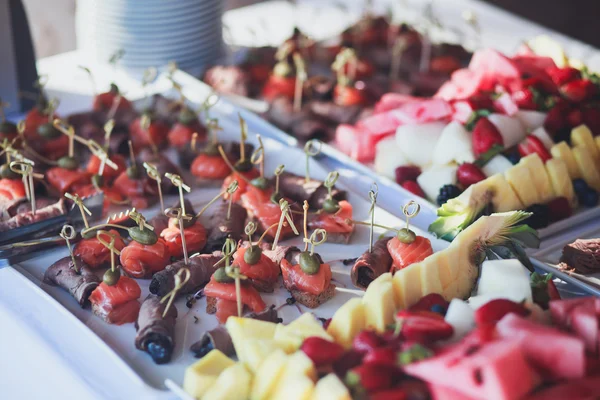 Splendidamente decorato tavolo da banchetto catering con cibo diverso — Foto Stock