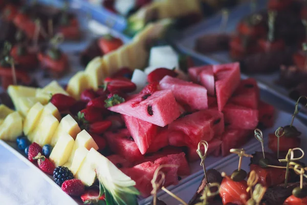 Schön dekorierter Catering-Banketttisch mit verschiedenen Speisen — Stockfoto