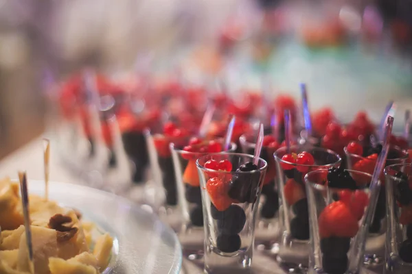 Splendidamente decorato tavolo da banchetto catering con cibo diverso — Foto Stock