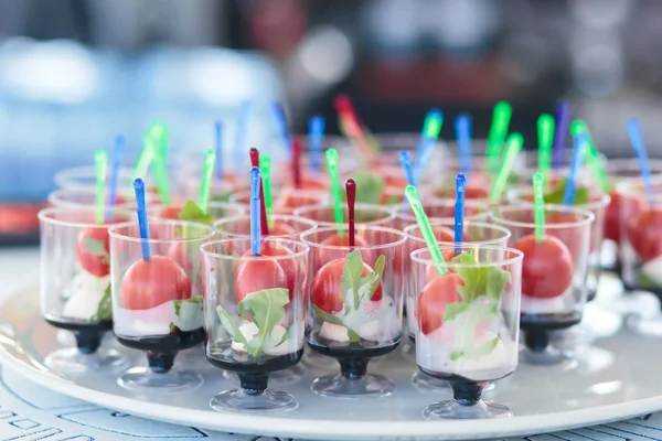 Mesa de banquete de catering bellamente decorada con diferentes alimentos —  Fotos de Stock