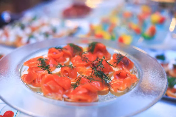 Pięknie urządzony stół bankietowy cateringowy z różnymi potrawami — Zdjęcie stockowe