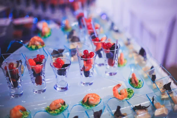 Splendidamente decorato tavolo da banchetto catering con cibo diverso — Foto Stock