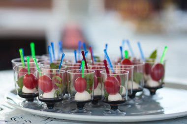 Güzel dekore edilmiş yemek sofrası, farklı yemekler.