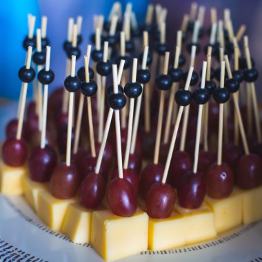 Güzel dekore edilmiş yemek sofrası, farklı yemekler.