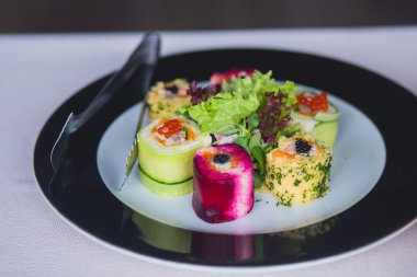 Güzel dekore edilmiş yemek sofrası, farklı yemekler.