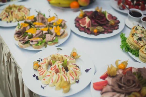 Splendidamente decorato tavolo da banchetto catering con cibo diverso — Foto Stock