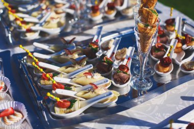 Güzel dekore edilmiş yemek sofrası, farklı yemekler.