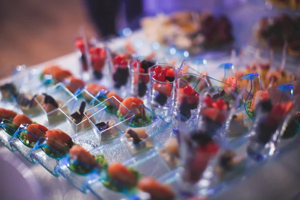 Gyönyörűen berendezett étkezési bankett asztal különböző ételekkel — Stock Fotó