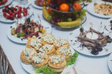 Güzel dekore edilmiş yemek sofrası, farklı yemekler.