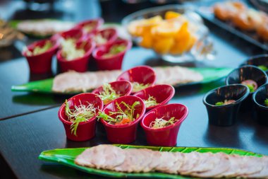 Güzel dekore edilmiş yemek sofrası, farklı yemekler.