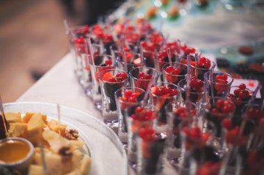 Güzel dekore edilmiş yemek sofrası, farklı yemekler.