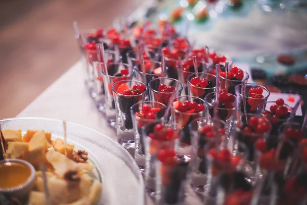 Mesa de banquete de catering bellamente decorada con diferentes alimentos —  Fotos de Stock