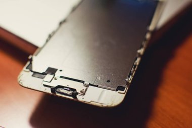 Sökmeye yakın çekim süreci ve kırık kırık ekran cam ve evde ayrıntıları değiştirme ile modern cep telefonu akıllı telefon ortadan kaldırmak