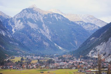 Klasik güzel canlı Avusturya dağ yolu manzaralı Alp Dağları, köprü, inek, çayırlar ve Köyü, Avusturya ile resmi