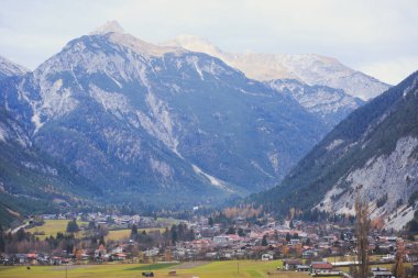 Klasik güzel canlı Avusturya dağ yolu manzaralı Alp Dağları, köprü, inek, çayırlar ve Köyü, Avusturya ile resmi
