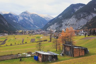 Klasik güzel canlı Avusturya dağ yolu manzaralı Alp Dağları, köprü, inek, çayırlar ve Köyü, Avusturya ile resmi