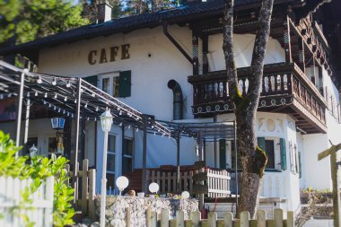 Güzel canlı renkli şehir resmi Fussen, Bayern, Bavyera, Almanya, sokakta turist ve vitrinler ve restoranlar, yakın yürüyüş insanlar ile Bavyera tarzı evler