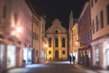 Güzel canlı renkli şehir resmi Fussen, Bayern, Bavyera, Almanya, sokakta turist ve vitrinler ve restoranlar, yakın yürüyüş insanlar ile Bavyera tarzı evler